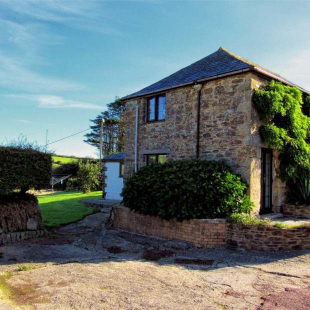 Barn Owl Holiday Cottage Side View Leading to Gardens
