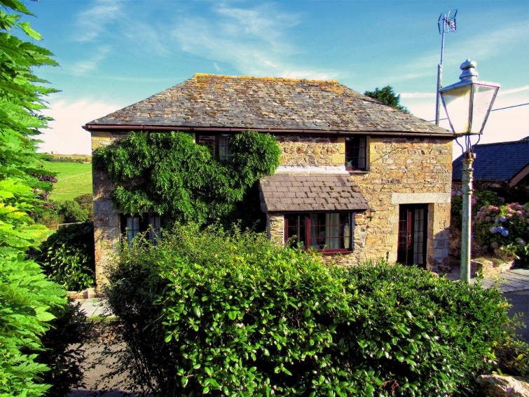Barn Owl Cottage & Surrounding Greenery